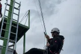 Курсист работи на въже до вертикалната стълба на кулата.
